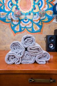 Ein Stapel Handtücher lag mit Donuts auf einem Tisch. in der Unterkunft GLAMOUR - Restaurant & SPA in Przeźmierowo