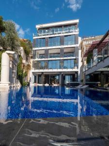 聖斯特凡的住宿－Villa Geba Boutique Hotel，前面有蓝色泳池的建筑