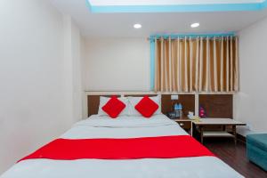 Rúm í herbergi á OYO 811 Hotel New Pokhara Palace