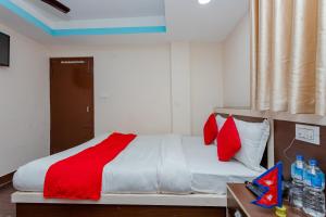 Rúm í herbergi á OYO 811 Hotel New Pokhara Palace
