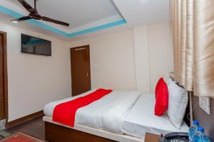 Rúm í herbergi á OYO 811 Hotel New Pokhara Palace