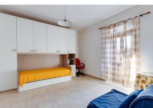 una camera con letto e sedia rossa di Casa vacanze Oristano Ghilarza Sardegna a Ghilarza