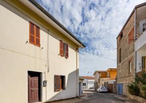 una strada in una città con edifici e un'auto di Casa vacanze Oristano Ghilarza Sardegna a Ghilarza