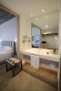 ein Badezimmer mit einer Badewanne und einem großen Spiegel in der Unterkunft Hacienda El Rosalejo in Villamartín