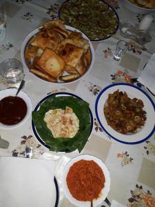 uma mesa com pratos de comida numa mesa em Etno selo Lelić em Valjevo