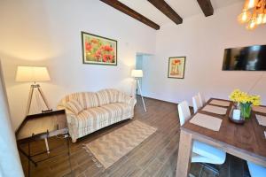 Una sala de estar con un sofá y una mesa de comedor. en FLH - Casa Doris, en Sibiu