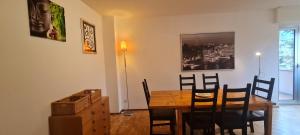 uma sala de jantar com uma mesa de madeira e cadeiras em Melide Apartments Lake Lugano close to SwissMiniatur & Private Parking em Melide