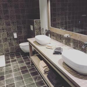 bagno con 2 lavandini e servizi igienici di Vakantiewoning de Worfthoeve a Geel