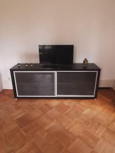 A television and/or entertainment centre at Beautiful central Apartment