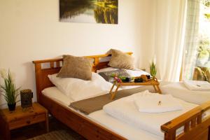 two twin beds in a room with a window at Ferienwohnung in Schönwald Schwarzwald in Schönwald