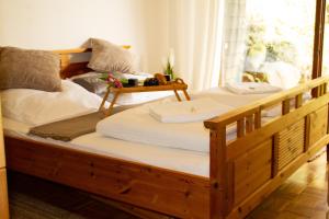 dos camas sentadas una al lado de la otra en una habitación en Ferienwohnung in Schönwald Schwarzwald, en Schönwald