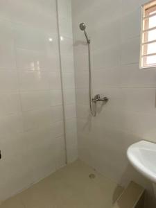 Vannas istaba naktsmītnē Beautiful 3 bedroom house East Legon Accra