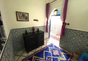 un soggiorno con camino e tappeto sul pavimento di Sun Hostel a Marrakech