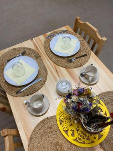 un tavolo in legno con piatti blu e bianchi di Penzion U Hánů a Meclov