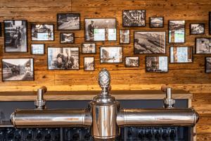 una pared de cuadros en una pared de madera en Gasthaus Rössli, en Versam