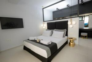 Giường trong phòng chung tại Irini Design Apartments