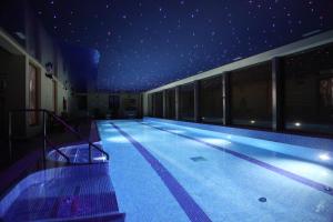 una piscina vacía por la noche en un edificio en Wellness Penzion Gabreta, en Borová Lada