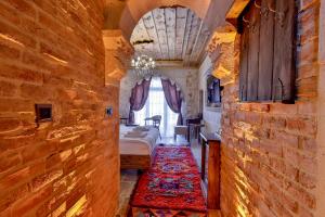 - une chambre avec un lit et un tapis au sol dans l'établissement Chiaro Boutique Hotel, à Uçhisar