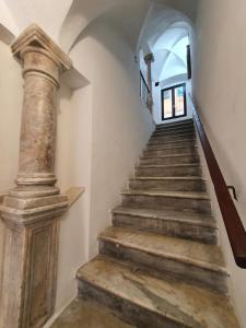 uma escadaria num edifício com um pilar de pedra em Sant'Agostino XXXII em La Spezia