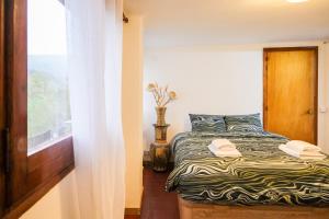 um quarto com uma cama com toalhas em El mirador del pont em Besalú