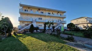 a building with a lawn in front of it at Kofinaki apartment 1 in Tycherón