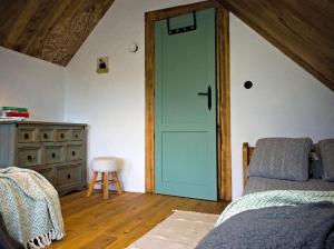 Łóżko lub łóżka w pokoju w obiekcie Miłochata Osada PTOSEK Bieszczady
