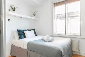 una camera da letto con un letto e due asciugamani di Fitzrovia & Regent's Park - CityApartmentStay a Londra