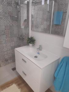 Et badeværelse på Cozy and Confortable Flat into Quit Area