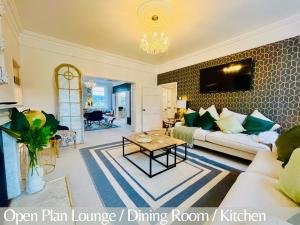 een open woonkamer met een bank en een tafel bij The Paragon Penthouse - Stunning Views over Bath! in Bath