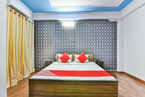 เตียงในห้องที่ Collection O Hotel Vijay Inn Near Gomti Riverfront Park