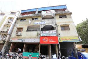 un edificio con motocicletas estacionadas frente a él en Hotel Suraj Inn, en Surat