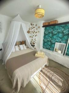 ein Schlafzimmer mit einem Himmelbett in der Unterkunft Casa Juanillo in Miller