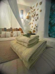 ein Schlafzimmer mit einem Bett mit Handtüchern darauf in der Unterkunft Casa Juanillo in Miller