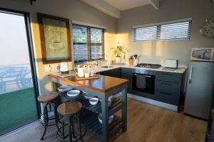 Kuchyň nebo kuchyňský kout v ubytování Chapmans Corner Studio + 28 fotografií