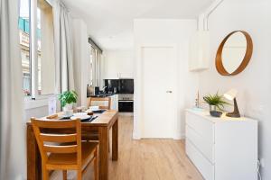 a kitchen and dining room with a table and chairs at Lodging Apartments Barceloneta Beach Studio 31 in Barcelona