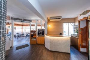 卡拉布兰卡波南特阳光公寓酒店的一间带柜台的厨房和一间餐厅