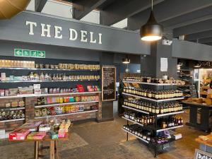 Supermarket nebo jiné obchody v  apartmánu nebo okolí