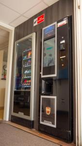 un distributeur automatique de boissons dans un magasin dans l'établissement FastHotel Montpellier Ouest - Un Hôtel FH Classic, à Saint-Jean-de-Védas