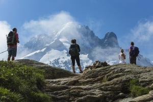 grupa ludzi stojących na szczycie góry w obiekcie Studio de Balme - Happy Rentals w Chamonix-Mont-Blanc