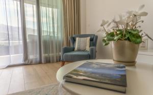 un soggiorno con tavolo e un libro sopra di Amare Luxury Apartments a Budua