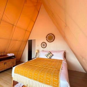 - une chambre avec un lit dans une tente dans l'établissement The Dewi Bedugul, à Bedugul