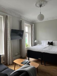 una camera con letto, tavolo e divano di DA Hotel Apartments a Göteborg