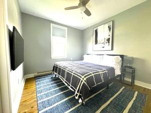 Кровать или кровати в номере Modern cozy unit with King Bed