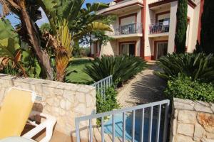 een villa met een hek en een resort bij Vale da Pinta Golf in Estômbar