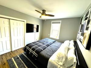 1 dormitorio con 1 cama y ventilador de techo en Modern Cozy walk up with King Bed, en Wilmington