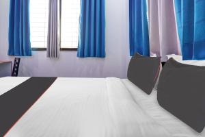Super Collection O Eon Inn Near Pune Airport客房内的一张或多张床位