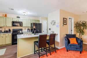 - une cuisine ouverte avec un comptoir et 2 chaises dans l'établissement 3BR Decatur Townhouse: Near Downtown, Pet-Friendly, à Decatur