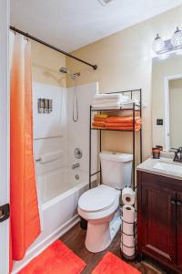 La salle de bains est pourvue de toilettes, d'une douche et d'un lavabo. dans l'établissement 3BR Decatur Townhouse: Near Downtown, Pet-Friendly, à Decatur
