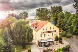 einen Blick über ein Gebäude mit einem Restaurant in der Unterkunft Dresdner Hof in Zittau