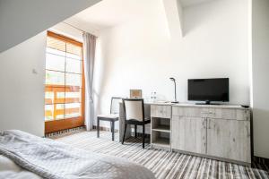 Televízia a/alebo spoločenská miestnosť v ubytovaní Hotel Przy Dworze